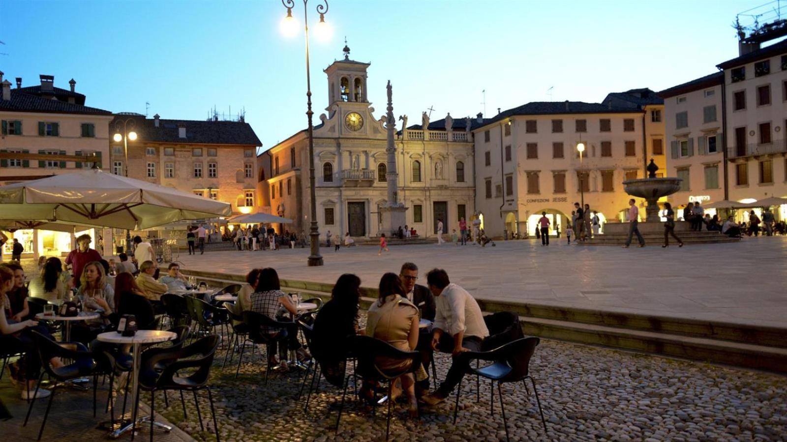 Ampio Trilocale A Udine Centro Apartment Luaran gambar